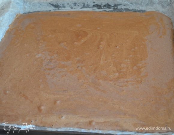 Противень застелить бумагой для выпечки, выложить на него тесто и разровнять его. Выпекать 20 минут при температуре 200 градусов. Готовый корж разрезать на 3 части и остудить. 