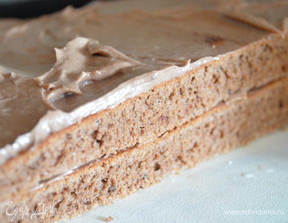 Промазать коржи кремом и сложить друг на друга. Верхний слой мазать не надо. 