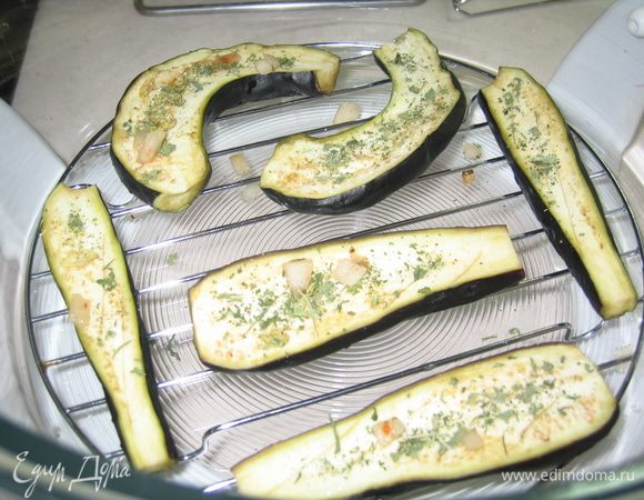 Баклажаны разрезать вдоль пополам, посолить, поперчить, посыпать травами...уложить на нижнюю решетку аэрогриля