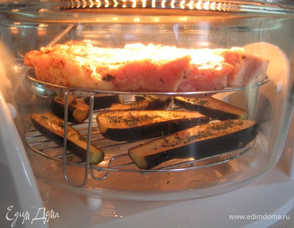 Включить авторежим "курица" (или вручную установить температуру 250 градусов и время 30 минут). Не забудьте перевернуть мясо после первых 15 минут. Достаточно одного раза