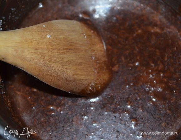 В маленьком ковшике смешать все ингредиенты для глазури, поварить ее на медленном огне, пока сахар не растворится. Немного охлодить, но так чтобы она осталась гладкой и блестящей. 