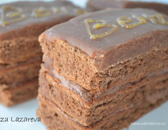 Готовые пирожные оставить при комнатной температуре пропитаться. Есть чуть охложденными. 