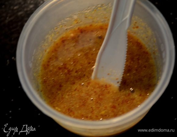 В небольшой плошке скомбинировать мед и горчицу,в другой тарелке крошку панко с майораном 1 ч.л.