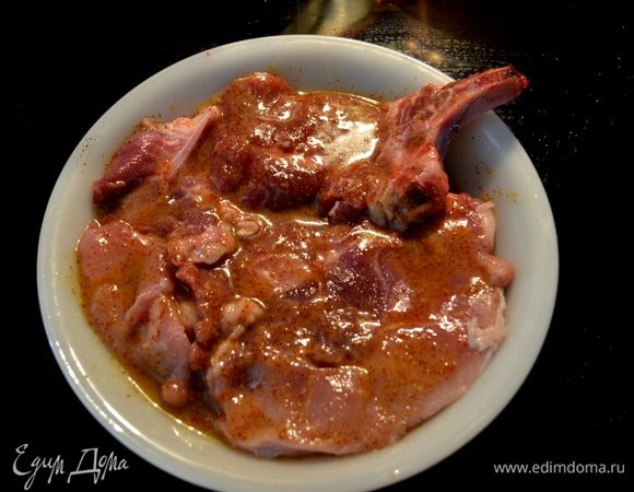 Отбивные покрыть медовым соусом с горчицей и поставить в холодильник на 5 мин. мариновать.