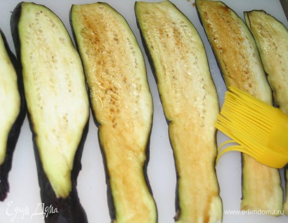 Можно еще очень быстро и просто поджарить баклажаны...нарезать их вдоль пластинками, смазать соевым соусом