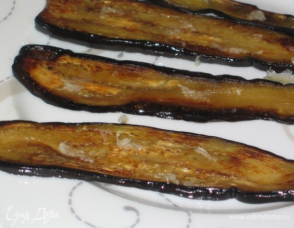 Поджарить на оливковом масле с двух сторон и посыпать тертым чесноком