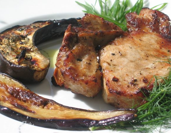 Корейка получается очень сочной, с хрустящей корочкой, и мягкой, благодаря маринаду. Баклажаны просто волшебные, во время запекания под грилем они раздуваются, наполняются мясным соком и ароматом трав. Блюдо готово. Угощайте гостей и пробуйте сами. Приятного аппетита