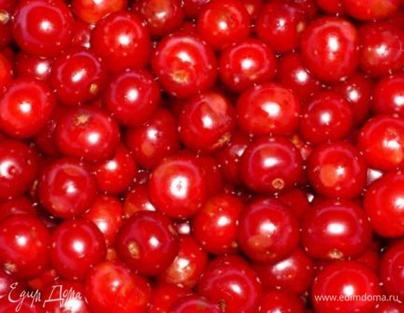 Вишню помыть и перебрать, удалив испорченные и недозрелые плоды. Все ягодки можно предварительно наколоть, чтобы они не морщились (меня этот факт не смущает:) 
