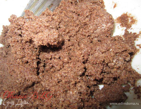 Для коржа печенье измельчить в крошку. Добавить мягкое масло сгущенку, хорошо перемешать.