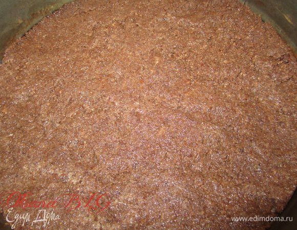 Получившуюся массу выложить в разъемную форму (20 см), разровнять. поставить в холодильник.