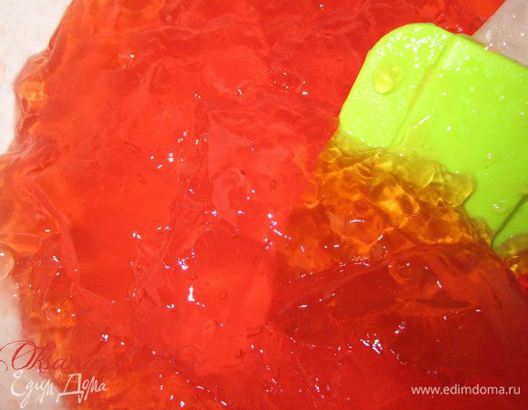 Желе залить согласно инструкции, уменьшить количество воды до 300 гр. Поставить в холодильник, желе должно застыть до состояния жидкого киселя.