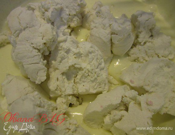 В сметану поломать зефир, оставить на 15-20 минут, чтобы зефир немного размяк.