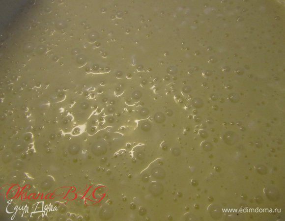 Желатин залить горячей водой (50 мл) перемешать чтобы разошлись все крупинки. Ввести в крем.