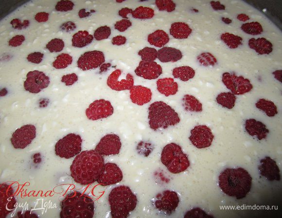 На корж вылить 1/2 часть крема, выложить 1/2 часть малины. Поставить на 5-10 минут в холодильник.