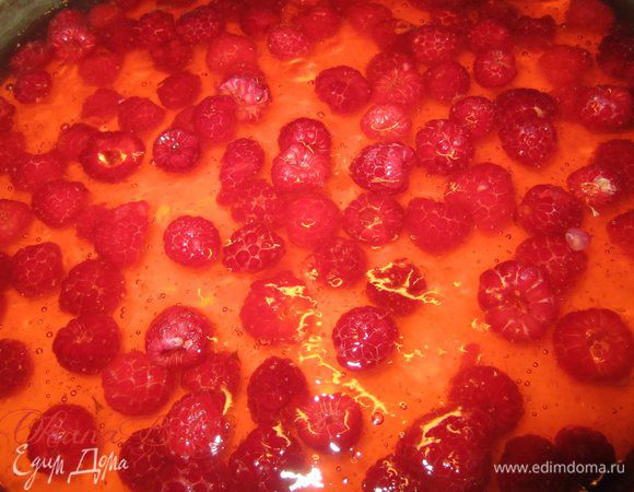 Выложить желе и оставшеюся малину.