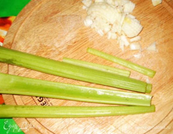 Стебли сельдерея и лук мелко порезать.