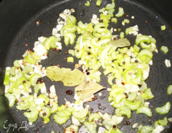 На сковороду с небольшим количеством растительного масла положить лук, сельдерей, лавровый лист, смесь перцев и немного это все обжарить.