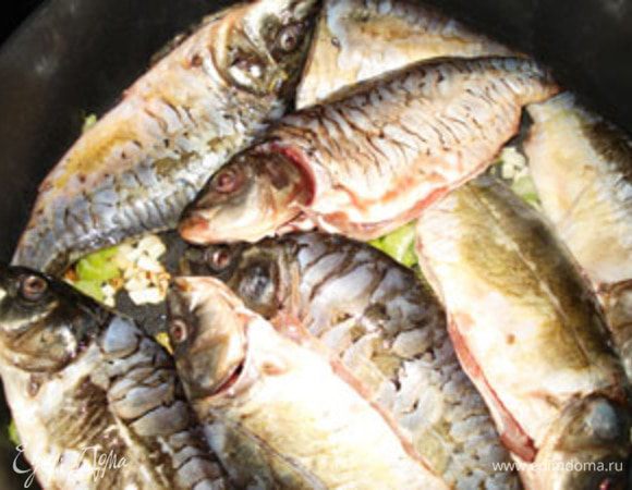 Рыбу почистить, если большого размера, то порезать на порционные куски, и положить в сковороду. Немного обжарить на каждой стороне, буквально по 1 минуте.