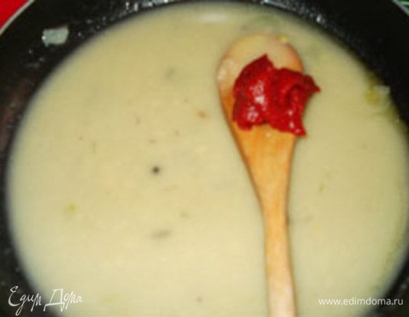 Муку спассеровать на сливочном масле, добавить к ней жидкость, в которой припускалась рыба. Туда же  добавить томат-пасту, уксус и варить до готовности, он должен быть средней густоты. Потом положить изюм и сахар и все прокипятить минут 5.