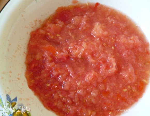Помидоры разрезать пополам и натереть на крупной терке(без кожицы).