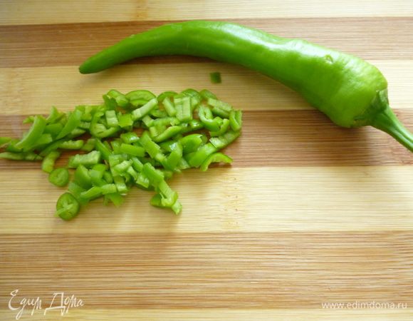 У горького перца удалить семена и нарезать мелкими кусочками.(можно и без него или взять половинку).