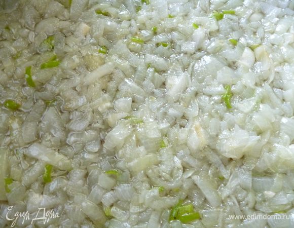 Нарезать лук мелким кубиком обжарить его на растительном масле до прозрачности.Добавить горький перец и чайную ложку сахара, 1минуту обжарить вместе с луком.