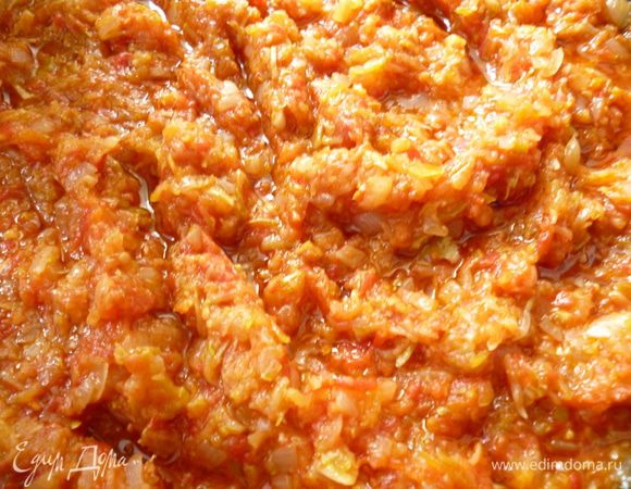 Добавить натертые помидоры и тушить без крышки,что бы жидкость испарилась на половину.Добавляем измельченный чеснок,паприку,солим и если надо,добавляем еще сахара.Соус должен быть кисло-сладким.