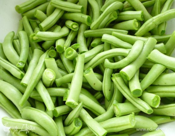Фасоль помыть,удалить хвостики и нарезать ее кусочками.Затем отварить ее в течении 10минут в подсоленной воде с добавлением чайной ложки лимонного сока,откинуть на сито.
