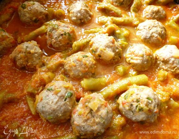 Добавить фасоль к соусу,добавить половину стакана кипятка,перемешать и тушить 10минут.Из фарша формуем фрикадельки,выкладываем их поверх овощей,закрываем крышкой и тушим еще 15-20минут.Затем выключаем огонь и даем еще постоять 10минут.Все,можно пробовать.Приятного вам аппетита!