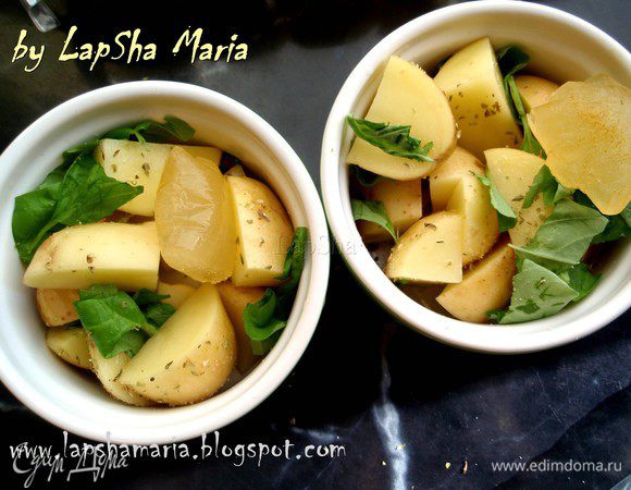 Молодой картофель очень хорошо помыть, можно даже немного потереть щеткой. Не очищая нарезать его на четвертинки. В две кокотницы распределить картофель, совсем слегка его присолить, добавить порванный руками базилик и сушенный орегано. Чуть сбрызнуть оливковым маслом и перемешать. 