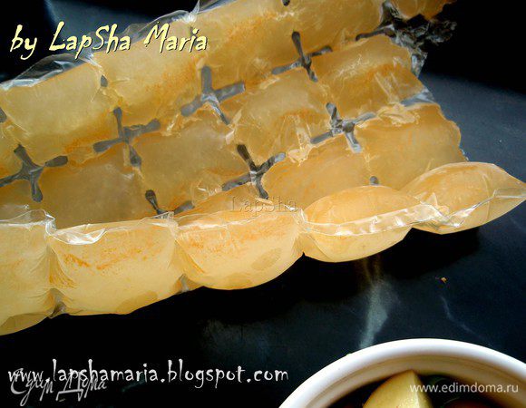 Я всегда держу в холодильнике замороженный бульон про запас. Замораживаю его в небольших контейнерах и пакетиках для льда. Очень удобно, при готовке соуса, риса или картофеля добавить пару кубиков бульона для более насыщенного вкуса. Если у вас нет такой заготовки можно сварить немного овощного бульона, можно использовать воду или например сливки, а можно даже и белое сухое вино. Я кладу по 1-2 кубика в каждую кокотницу. 
Картофель ставим запекаться с духовку при температуре 200С на 35-40 минут.