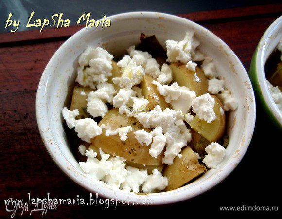 Затем увеличиваем температуру до 230, включаем гриль или обдув. Картофель посыпаем разломленной в руках фетой, ещё чуть сбрызгиваем маслом и возвращаем в духовку.