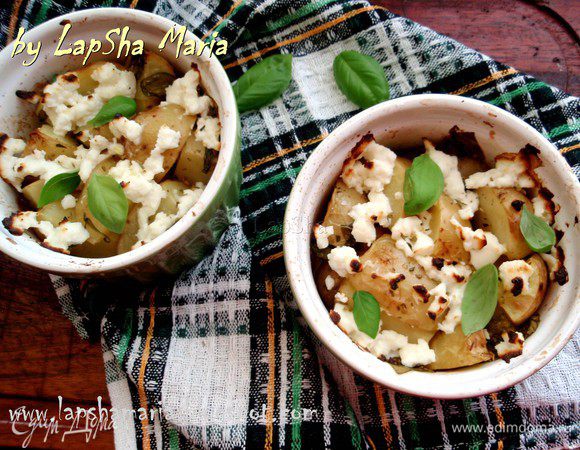 Запекаем до готовности картофеля и румяности феты. 