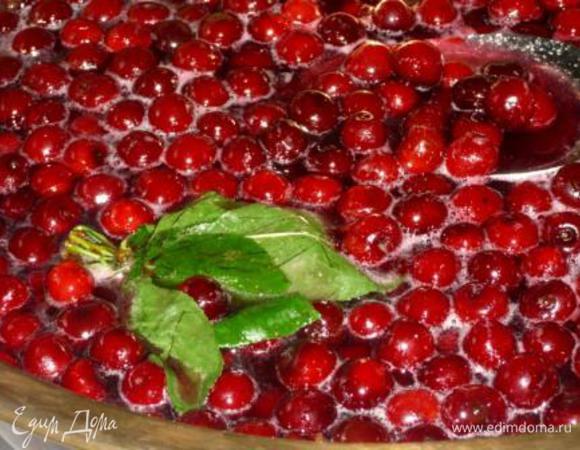 В таз для варенья насыпать сахар, налить воды и на маленьком огне помешивая приготовить сироп. Когда сахар полностью растворится сторожно добавить ягоду, перемешать и убрать с плиты.
Дать полностью остыть, вернуть на плиту и на небольшом огне довести до кипения. Проварить 5 минут, не забывая помешивать и снимать пену. Данную процедуру повторить ещё дважды. 
 Горячее варенье разлить в  заранее подготовленные баночки.
