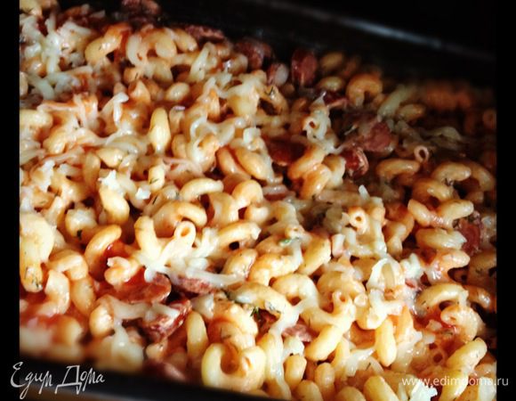 Когда сыр расплавился, выкладываем пасту в сковороду. Тщательно перемешиваем, кладём укроп (или другую вами любимую зелень). Еще раз вымешиваем и выкладываем пасту в смазанную слив. маслом форму. Сверху присыпать сыром.