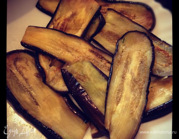 Для начала режем баклажаны пластинами толщеной около 3-4 мм. Присаливаем, оставляем на 15 мин. затем промываем холодной водой. Обжариваем и выкладываем на бумажное полотенце. 