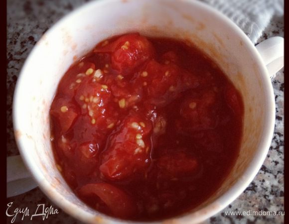 Томаты из банки нарезаем мелко, шкурка нам не нужна. Чеснок давим и смешиваем в миске с томатами. Перчим солить не нужно т.к. томаты достаточно солёные.
