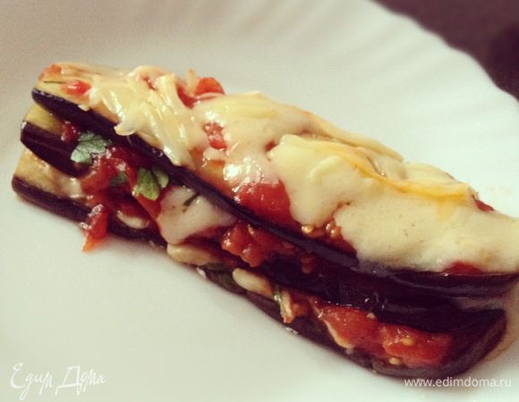 Начинаем конструировать. Баклажан, томаты, петрушка, сыр. Эту последовательность повторяем 3 раза. Верхний слой сыра. Запекаем в духовке 15 минут. Вот и всё, приятного Вам аппетита!=)