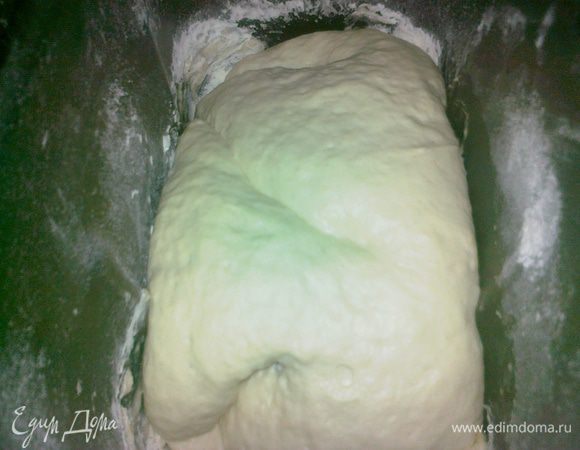 берем нашу опару,добавляем молоко,слив.масло размягченное,1ч.л.соли и 2ст.муки и замешиваем не крутое тесто,оставляем на подход на 25мин