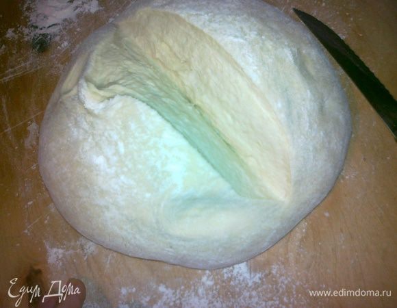 добавляем в наше тесто воду и 1ст.л.подсол.масла и муку и замешиваем крутое тесто,но чтобы было мягкое не твердое и ставим подходить на 30мин