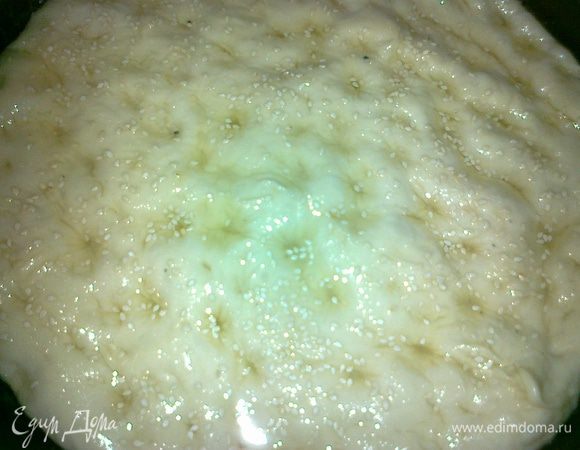 теперь делаем смазку,подсолнечное масло перемешиваем с солью и смазываем всю поверхность лепешки,посыпаем кунжутом и ставим в разогретую духовку на 25мин при 210град.