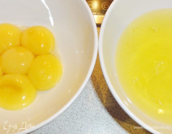 Вы можете приготовить тесто сразу из всего количества ингредиентов и испечь его в двух формах. Так как у меня не оказалось двух одинаковых форм, я сделала это в два приема, разделив количество ингредиентов пополам. 
Отделите белки от желтков.
Миндаль и пекан измельчите, но не в муку(!)иначе коржи будут очень плотными и тяжелыми.