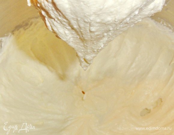 Взбейте желтки с сахаром до бела.
Добавьте кусочками масло комнатной температуры.