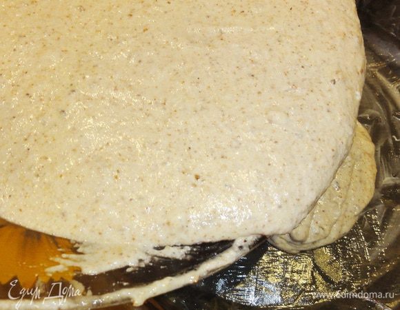 Форму смажьте сливочным маслом, выложите пергаментной бумагой и еще раз смажьте маслом. Выложите тесто в форму. Выпекайте в разогретой до 180 гр. духовке, 45-50 минут. Проверьте готовность зубочисткой. 