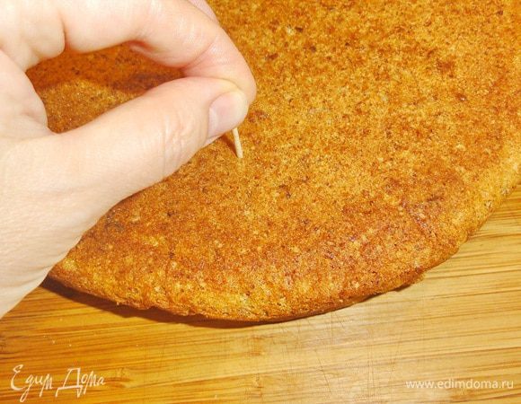 Когда корж будет готов, дайте ему остыть в форме минут 10. Затем снимите бумагу и остудите на решетке.
Тем временем сварите сироп. Воду с сахаром доведите до кипения и варите на слабом огне 15минут, добавьте наливку и снимите с огня и остудите. 
Остывшие коржи переложите в тарелки, проткните зубочисткой или спичкой.