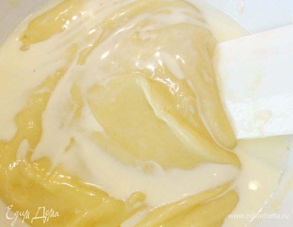 Приготовьте ганаш. Распустите шоколад на водяной бане или в микроволновой печи. Сливки доведите до кипения и добавьте к шоколаду. Тщательно перемешайте.