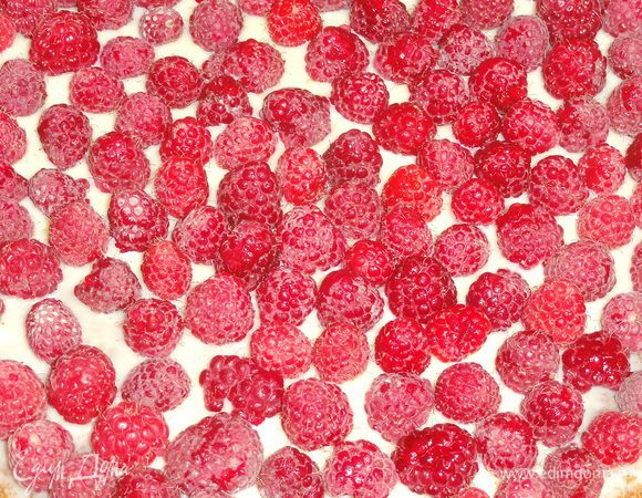 На поверхность одного коржа нанесите слой ганаша. Выложите малину, немного втапливая ее в ганаш. Дайте немного застыть.