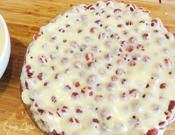 Залейте малину так, чтобы она была вся покрыта ганашем.