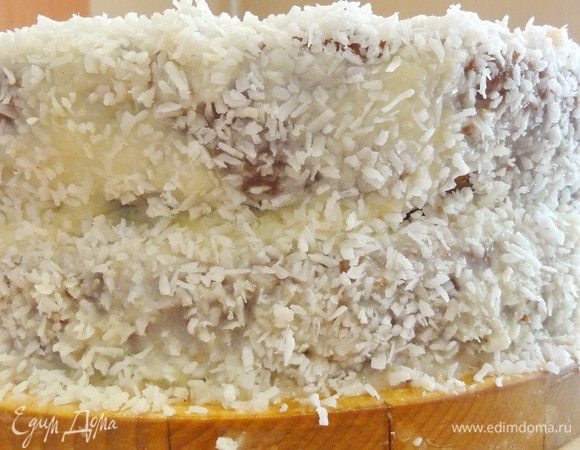 Будьте внимательны при распределении ганаша. Я не рассчитала и мне немного не хватило на края и поверхность) поэтому мне и пришлось посыпать бока кокосовой стружкой))) 