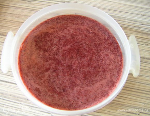 добавить мятный сироп, перемешать, выложить в контейнер, поместить в морозилку. 